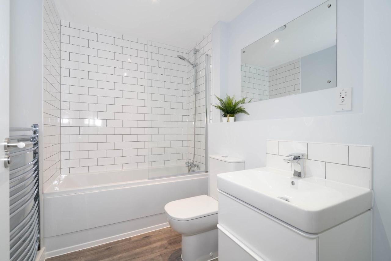 New Build - 2 Bed Luxury Spacious Modern Apt - Roof Top Terrace - Digbeth, Centre - Free Netflix & Smart Tv *
